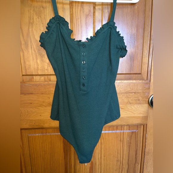 Green ruffle bodysuit size medium - Picture 4 of 8